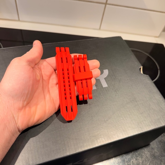 Bracelete Red Oakley - Picture 1 of 4